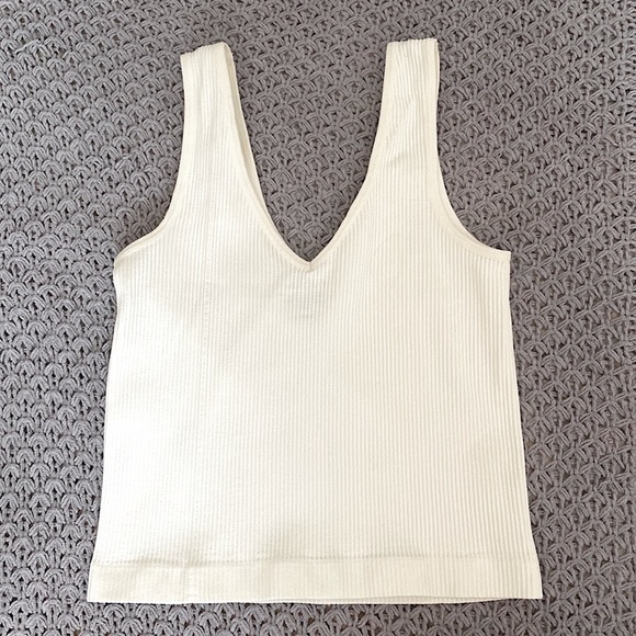 NWT • White Ribbed Seamless Tank Top 🤍 - Picture 5 of 9